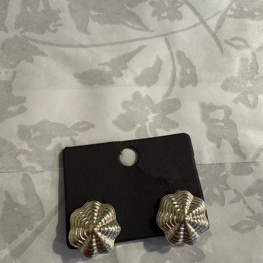 Elegant Goldish Silver Flower Earrings Vintage Clip one